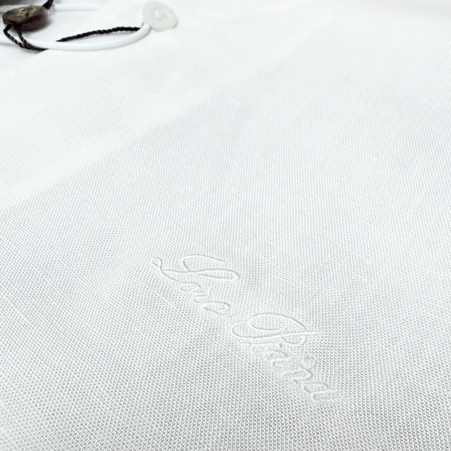 LP➡️ Heavy embroidery🪡logo long-sleeved linen shirt, sun protection jacket, same style for men and women, premium embroidery🪡Logo Premium version, counter-customized fabric, breathable, high comfort, precision production, impeccable detail processing, ✅customized logo engraved buttons, complete with three labels. Brand element design concept reflects high quality. It feels delicate and soft! It presents a casual cut and the upper body shape is great! Size：s m l xl